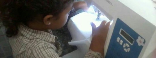 Isabel, a mais nova costureirinha do pedaço!