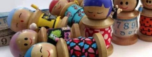 Ateliê – Carretel de madeira Kokeshi