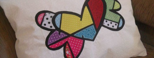 6ª Confraria da Costura: Almofada com zíper fácil e releitura Romero Britto em patchapliquê – por Cris Miyke