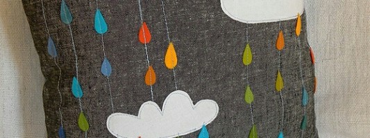 Inspiração – Almofada com tema de chuva feito com feltro